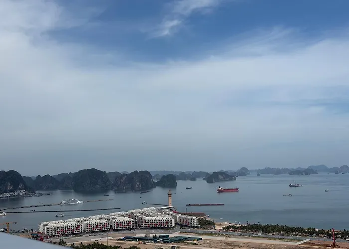 The Hạ Long-bay Chill Khách sạn 5*